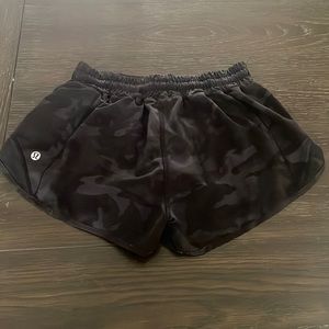 Lululemon camo size 4 hotty hot shorts 2.5” inseam